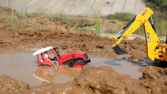 Жёлтый экскаватор вытаскивает трактор с камнями смотреть онлайн