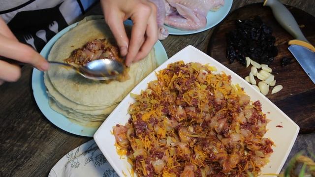 Курица "ВАСИЛИСА" / ФАРШИРОВАННАЯ курица в духовке / курица фаршированная черносливом смотреть онлайн