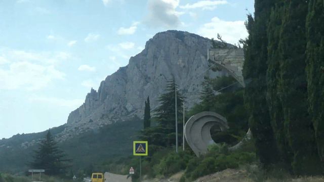 Горный пейзаж Крыма по пути в Ялту и Севастополь смотреть онлайн