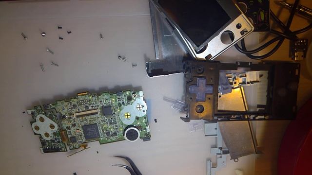 Cleaning the power switch in a Game Boy Micro (OXY-001) смотреть онлайн