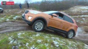 Бюджетные городские авто возомнили себя джиперами и пытаются покорить заснеженные крутые подъемы.