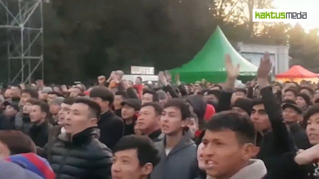 В фан-зоне кричат: "Гол, гол!" смотреть онлайн