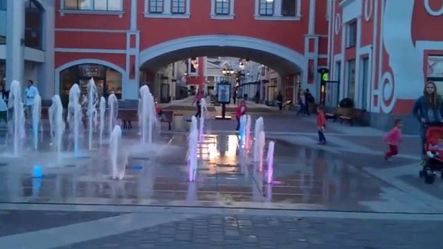 Необычный фонтан в аутлете смотреть онлайн