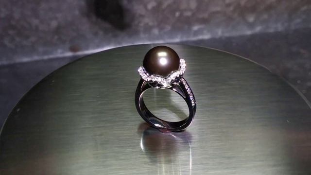 Кольцо из белого золота с бриллиантами и чёрной жемчужиной. смотреть онлайн