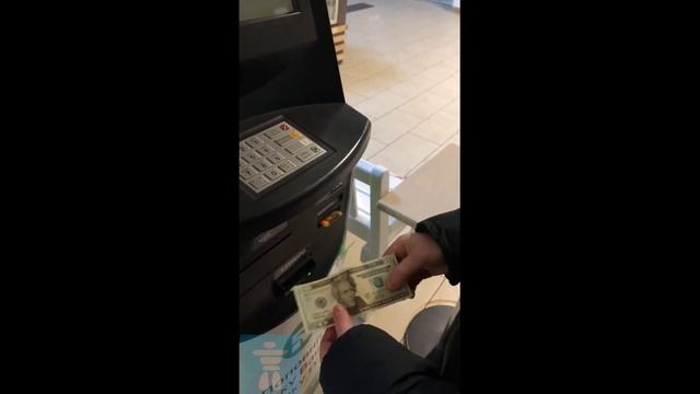 Обмен долларов США на гривны с помощью банкомата смотреть онлайн