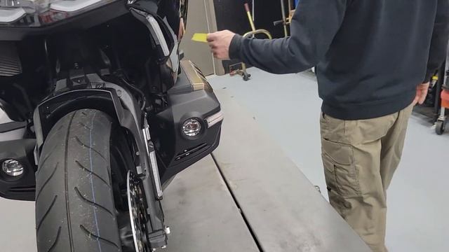 Fixing HORRIBLE aesthetic details on new Honda Goldwing, by Max McAllister & Traxxion Dynamics смотреть онлайн