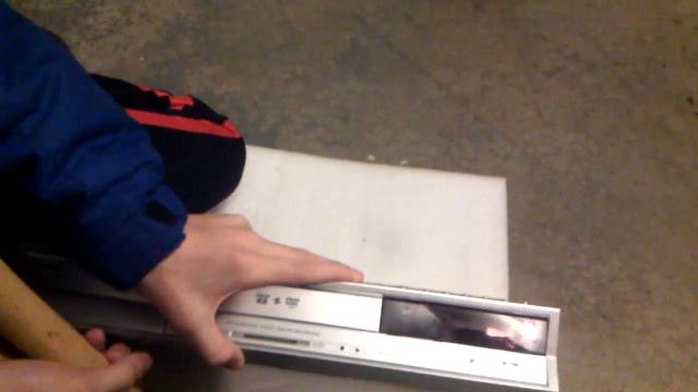 Destroying Toshiba DVD player (part one) смотреть онлайн