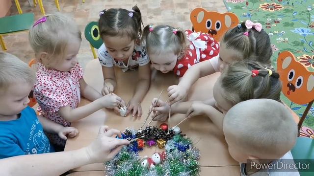 "Рождественский венок" - коллективная работа второй младшей группы "Конфетти" МАДОУ №31 смотреть онлайн