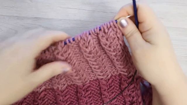 Шапка женская спицами с очень красивым узором. Вам обязательно понравится! Подробный мастер класс смотреть онлайн