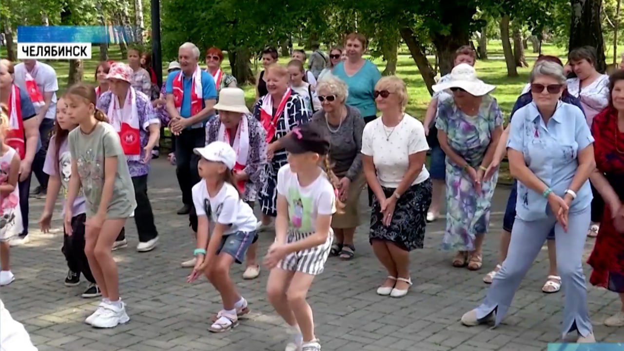 В Челябинске пенсионеры танцуют в парках смотреть онлайн