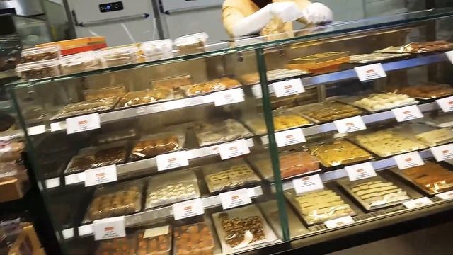 Mall of Emirates/inside at carrefour! смотреть онлайн