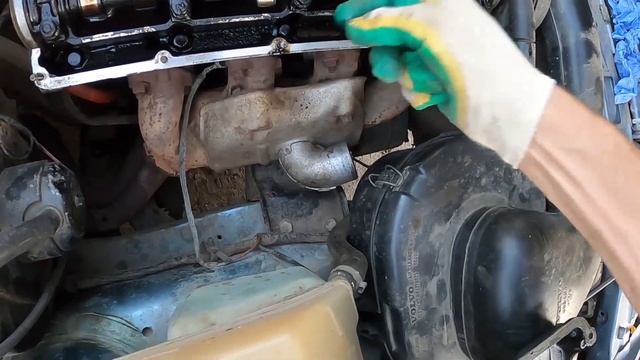 Замена прокладки клапанной крышки и кольца уплотнительного трубки масляного щупа  на Volvo 360 смотреть онлайн