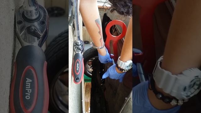 Tow Hook Installation (96 Honda Accord) смотреть онлайн