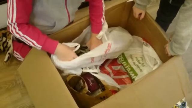 Открываем посылку с Испании , куча жуйчиков и вкусняшек !!!! смотреть онлайн
