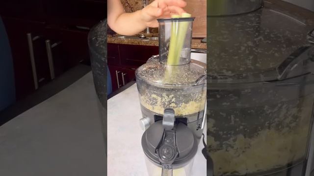 CUCUMBER CELERY DETOX JUICE! #detox #celeryjuice #easy #healthy #vegan смотреть онлайн