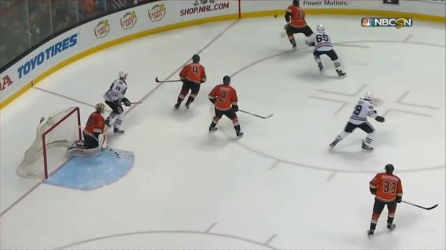 Andrew Shaw Slash on Ryan Kesler смотреть онлайн