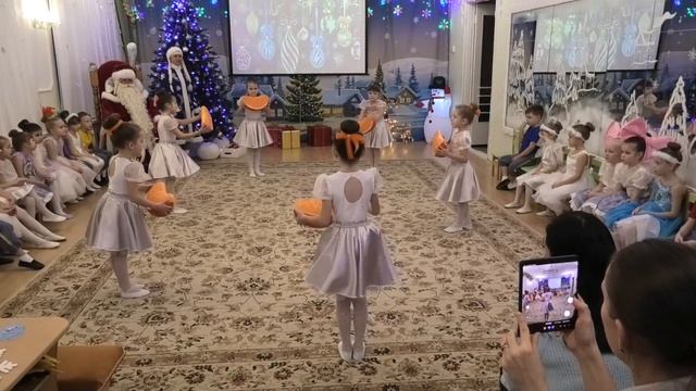 "Полька- мандаринка", старшая группа, муз.А.Чугайкиной смотреть онлайн