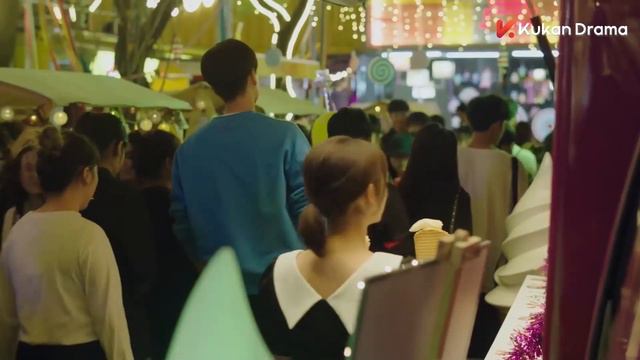 男主被一群迷妹纏著，女主拉著男主一路奔跑後，兩人甜蜜約會 💖 中国电视剧 смотреть онлайн