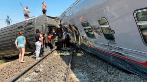 Поезд столкнулся с КамАЗом и сошел с рельсов в Волгоградской области