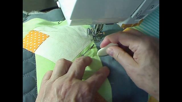Лоскутный плед , каким узором  простегать  узкие полоски и треугольники.