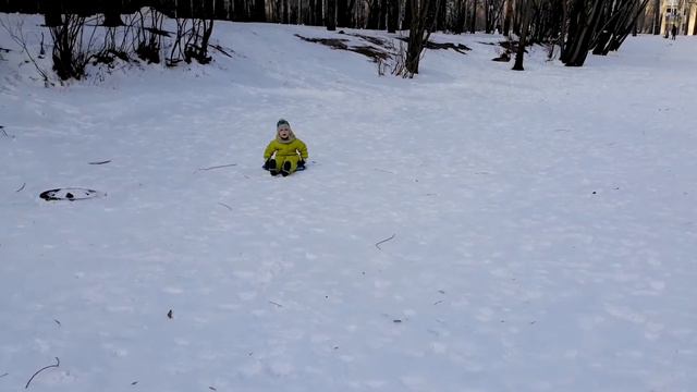 КАТАЕМСЯ С ГОРКИ! Двойняшки на снегокате, Алиса на ледянке! БОРИТАМИ смотреть онлайн