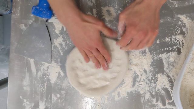 Italian hand stretching pizza technique смотреть онлайн