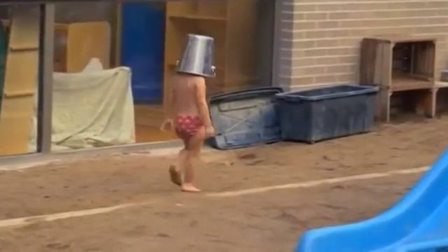 ребенок с ведром на голове смотреть онлайн