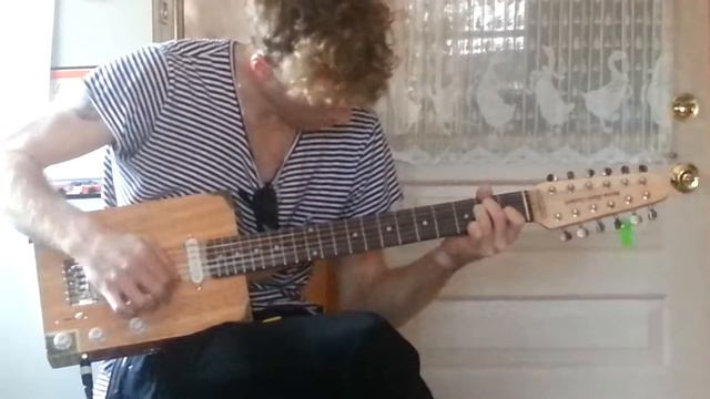 simon oscroft playing a 12 string cigar box guitar from bayou blues guitars смотреть онлайн