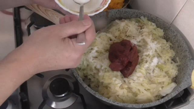 ВКУСНАЯ ТУШЕНАЯ КАПУСТА ПО ДОМАШНЕМУ. смотреть онлайн