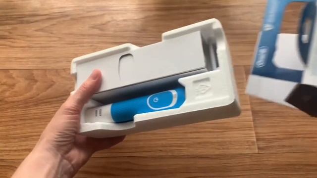Обзор на Электрическую зубную щетку Braun ORAL-B Vitality D100.413.1 смотреть онлайн