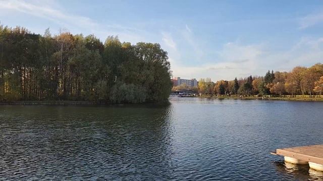 Москва. Измайловский парк культуры и отдыха. Круглый пруд. Октябрь 2022 года. смотреть онлайн