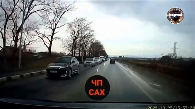 Попросил подвинуться: самосвал протаранил два попутных автомобиля в Южно-Сахалинске смотреть онлайн