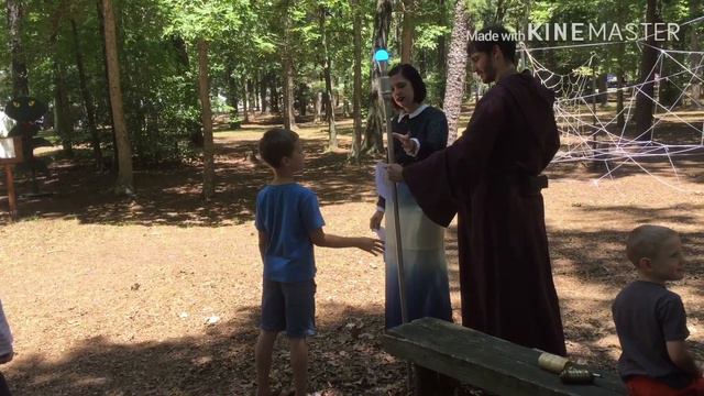 VLOG. АМЕРИКА. Рыцари в городе. Дети участвуют в захвате. Встреча с веселым деревом. смотреть онлайн