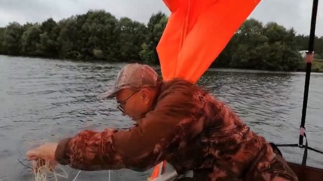 Растяжка лодки на якорях в водохранилище при ловле на бортовую удочку смотреть онлайн