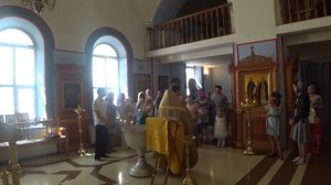 Таинство крещения ребенка в деревне.