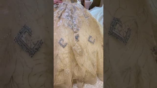 Блестящее платье нюд на выпускной смотреть онлайн