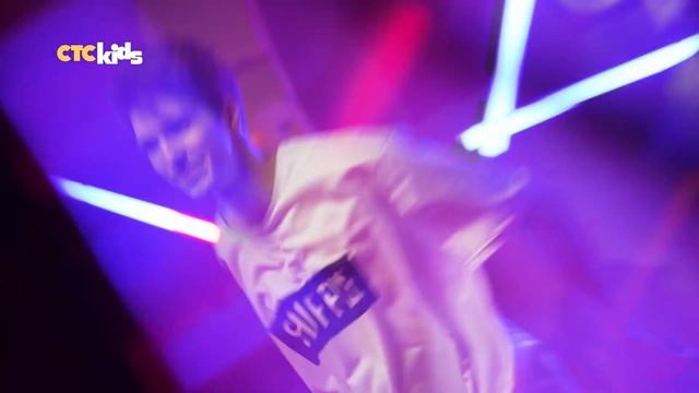 Танцуем шаффл вместе с Айдаром Тагировым | Шоу Насти и Вовы смотреть онлайн