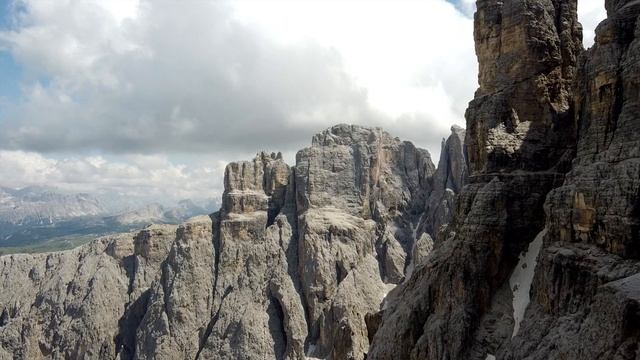 Dal Passo Gardena al Rifugio F. Cavazza al Pisciadù (Dolomites 4K) [Hiking 4K] смотреть онлайн