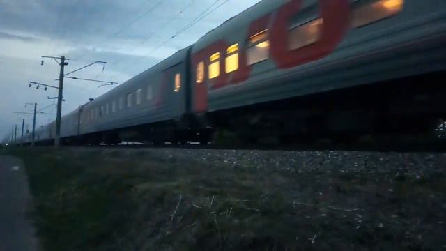 Электровоз ЭП1М-571 с дополнительным поездом Грозный-Анапа прибывает на станцию Армавир-Ростовский смотреть онлайн
