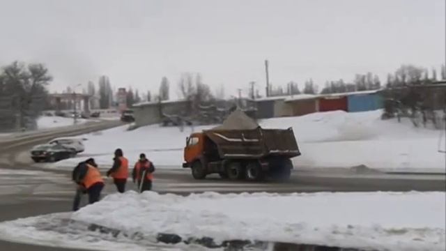 В Губкине дороги от снега чистят качественно, гололёд устраняют вовремя смотреть онлайн