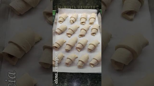 КРУАССАНЫ из дрожжевого теста | рецепт круассанов | дрожжевое слоеное тесто | выпечка CROISSANTS смотреть онлайн
