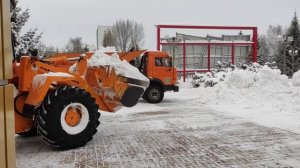 Интересное видео про трактор, который грузит и убирает снег