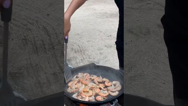 Креветка на сковороде с открытым огнём. смотреть онлайн