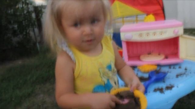 Сhildren playing at the playground /Приключения - Каролина и питомец Хома /Я - Каролина/ смотреть онлайн