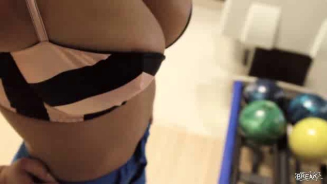 Кто желает поиграть в боулинг!? смотреть онлайн