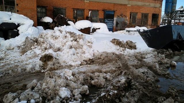 Зимние работы. Чистим тающий снег. Мини погрузчик MultiTractor. смотреть онлайн