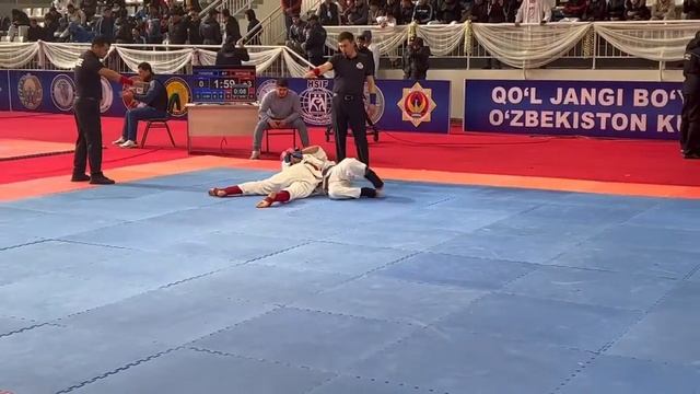 Мизроб Муродов одержал победу болевым приемом на руку на Чемпионате Узбекистана по рукопашному бою.