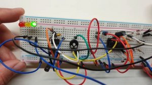?Электрическая схема светофора на светодиодах и таймере NE555 на макетной плате