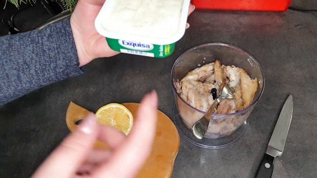 Закуски- паштет из скумбрии, ассорти из фаршированных яиц... смотреть онлайн