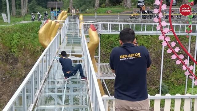 Cầu kính vỡ toang khiến 4 người thương vong: Nhân chứng run rẩy kể lại khoảnh khắc kinh hoàng смотреть онлайн